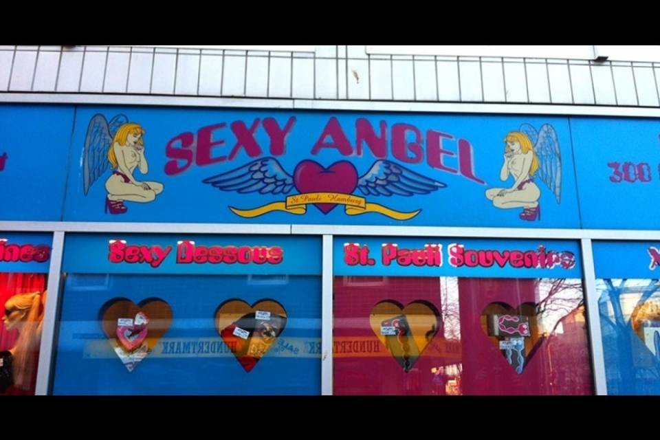 Il sexy shop brucia, lui continua a masturbarsi