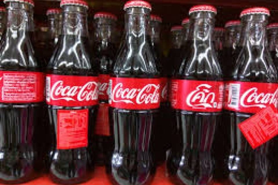 Coca-Cola: bottiglie più piccole, ma prezzo invariato in Svizzera
