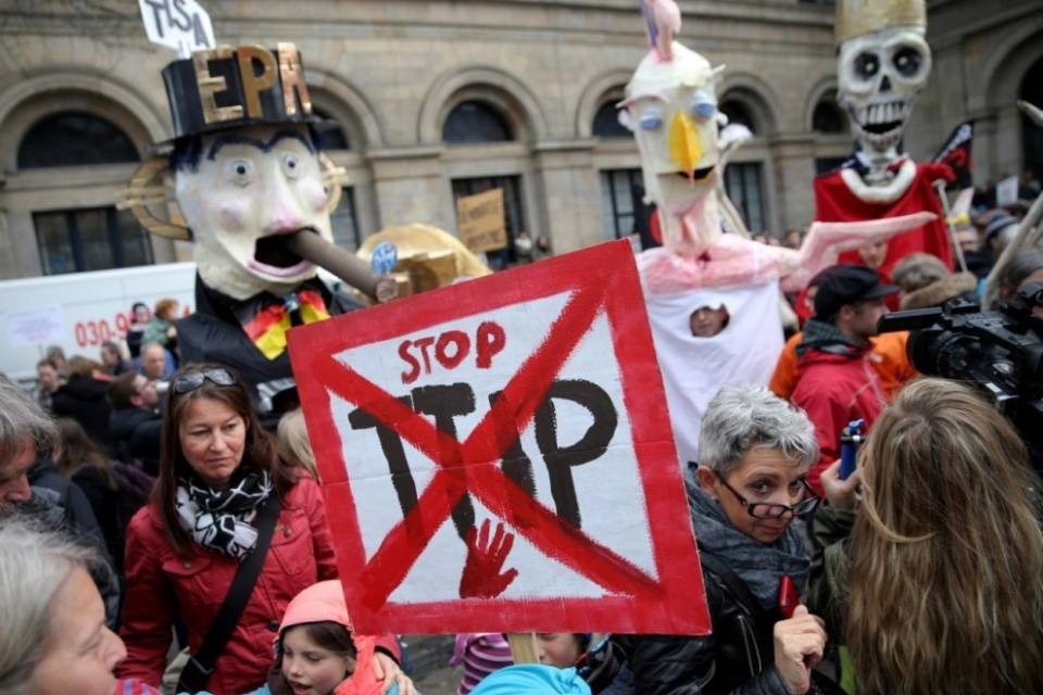 "Servizio pubblico in pericolo, comuni dite no!"