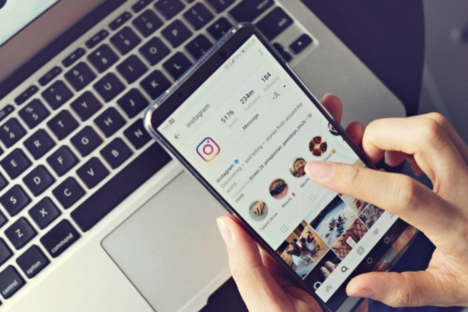 Instagram: stretta sulle immagini di autolesionismo