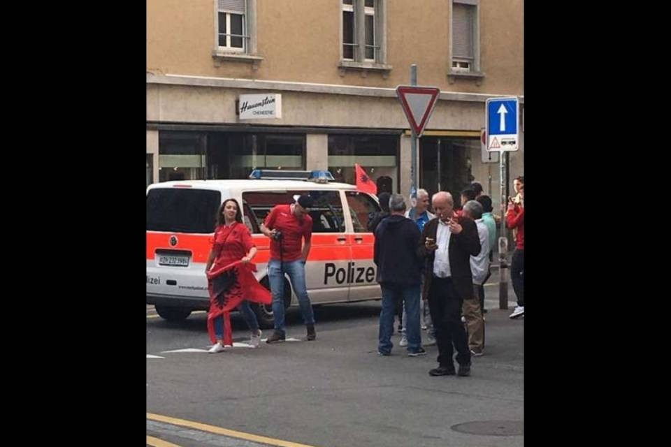 La Polizia tifa... Albania