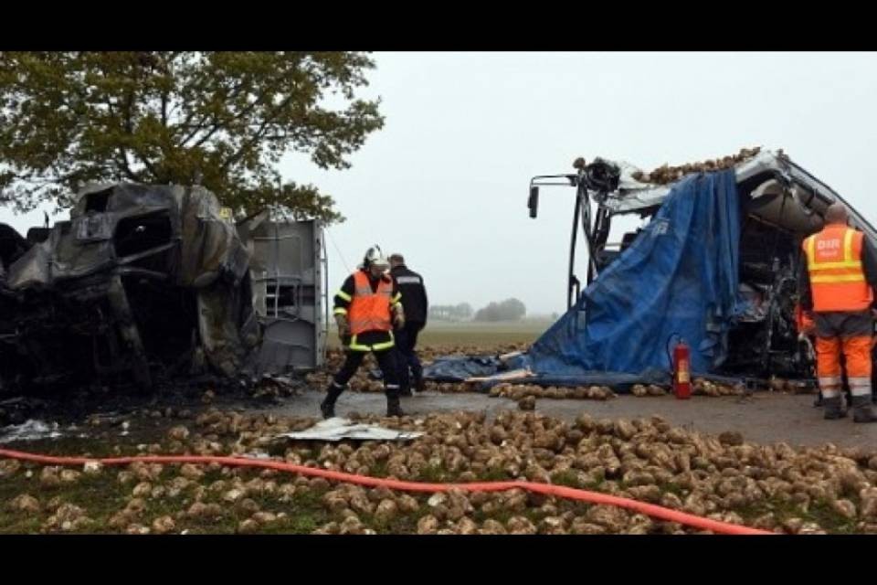 Treno travolge scuolabus: 4 morti e diversi feriti
