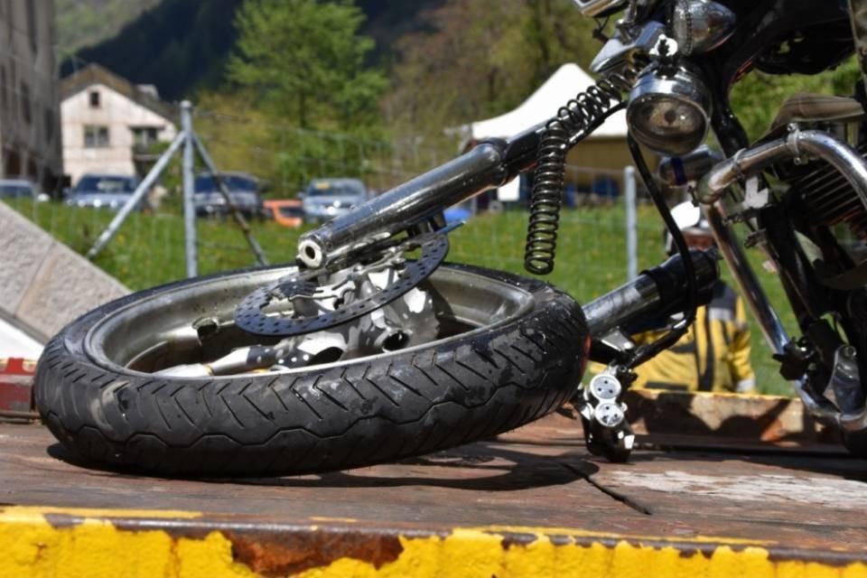 Frontale tra auto e moto, ferito il centauro
