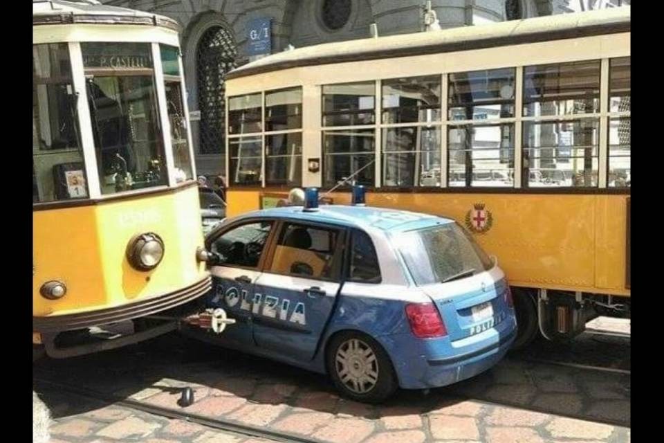Tentano il sorpasso fanno deragliare due tram