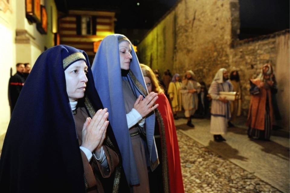 Cercansi figuranti per le Processioni di Mendrisio