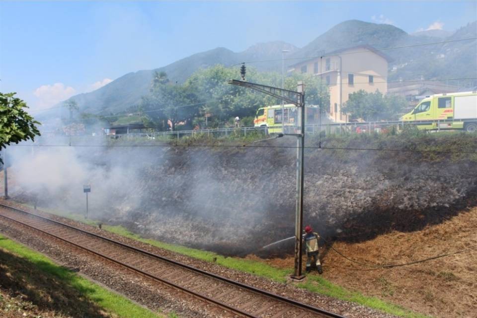 Gordola, fiamme a lato dei binari