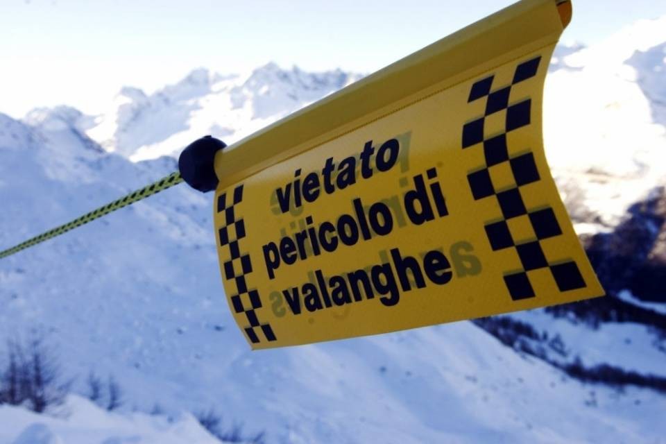 Pericolo valanghe, disagi al traffico per frontalieri e bregagliotti