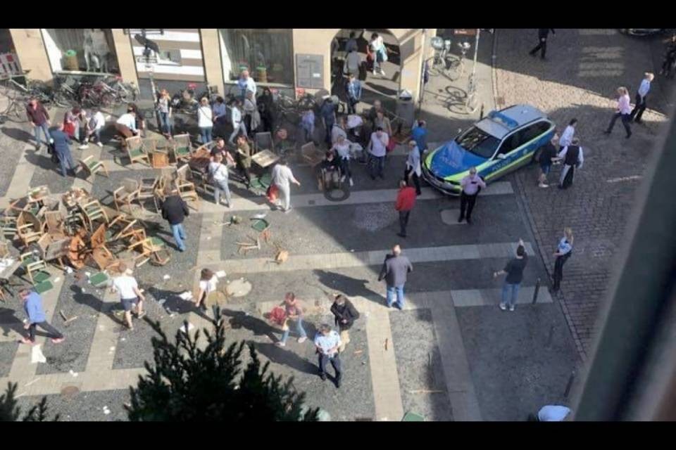 Furgone sulla folla a Münster, morti e feriti