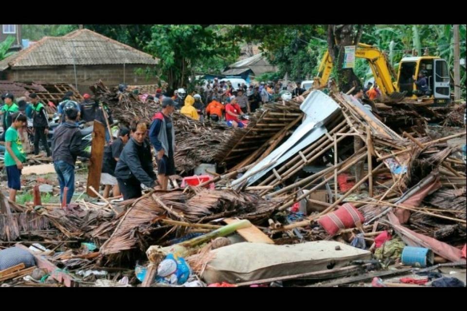 Indonesia, la furia del vulcano minaccia il paese: voli deviati