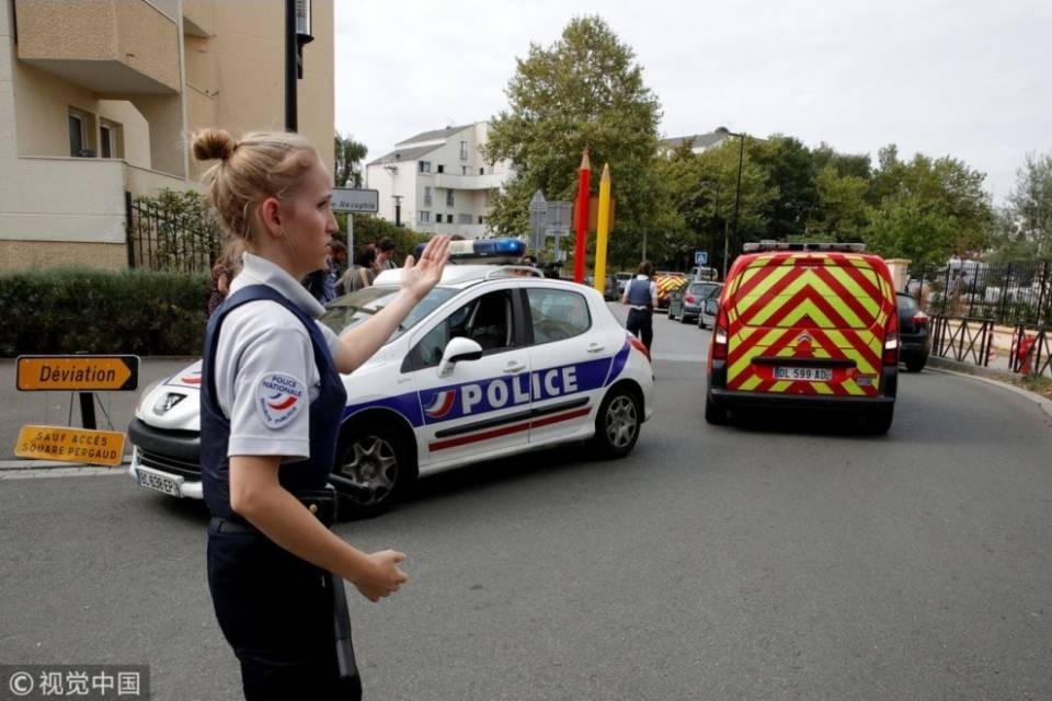 Invoca Allah e uccide madre e sorella, "uno squilibrato"