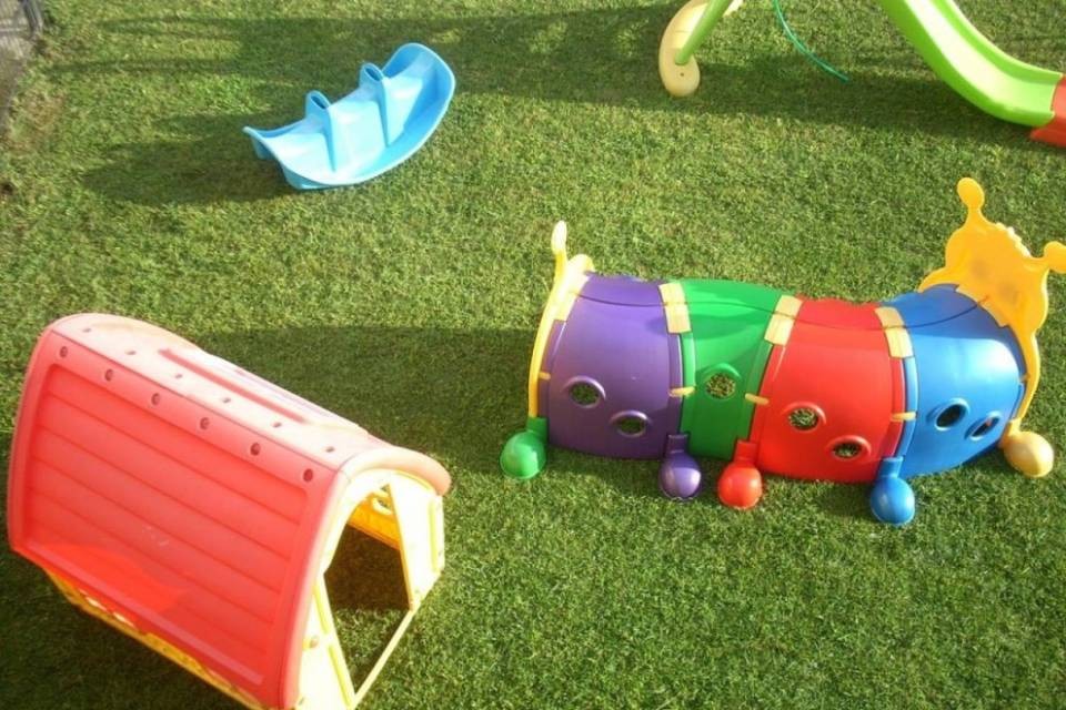 La protesta: "Stanno cementificando il giardino dell'asilo"