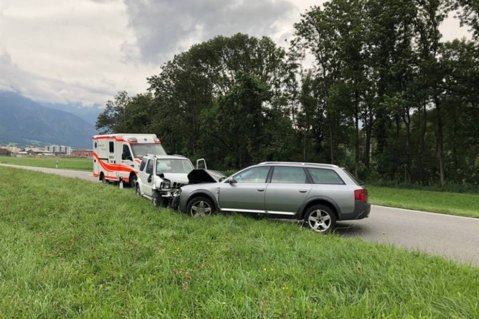 Sorpassa un trattore e provoca un frontale