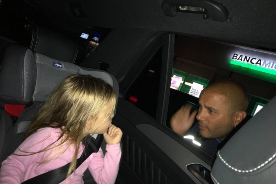 La bimba al poliziotto: "Non mi voglio lavare i capelli"