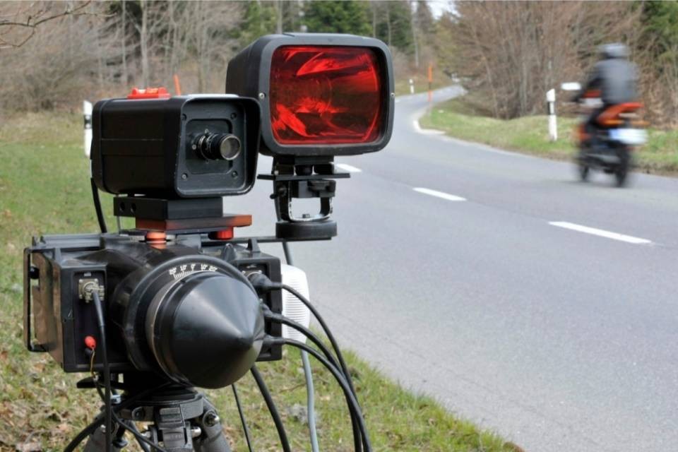 151 km/h sugli 80, denunciato