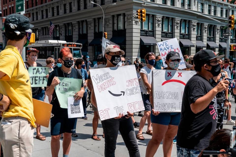 Agosto 2020, alcuni manifestanti si radunano davanti alla casa di Jeff Bezos sulla 5th Avenue di Manhattan. Foto Shutterstock
