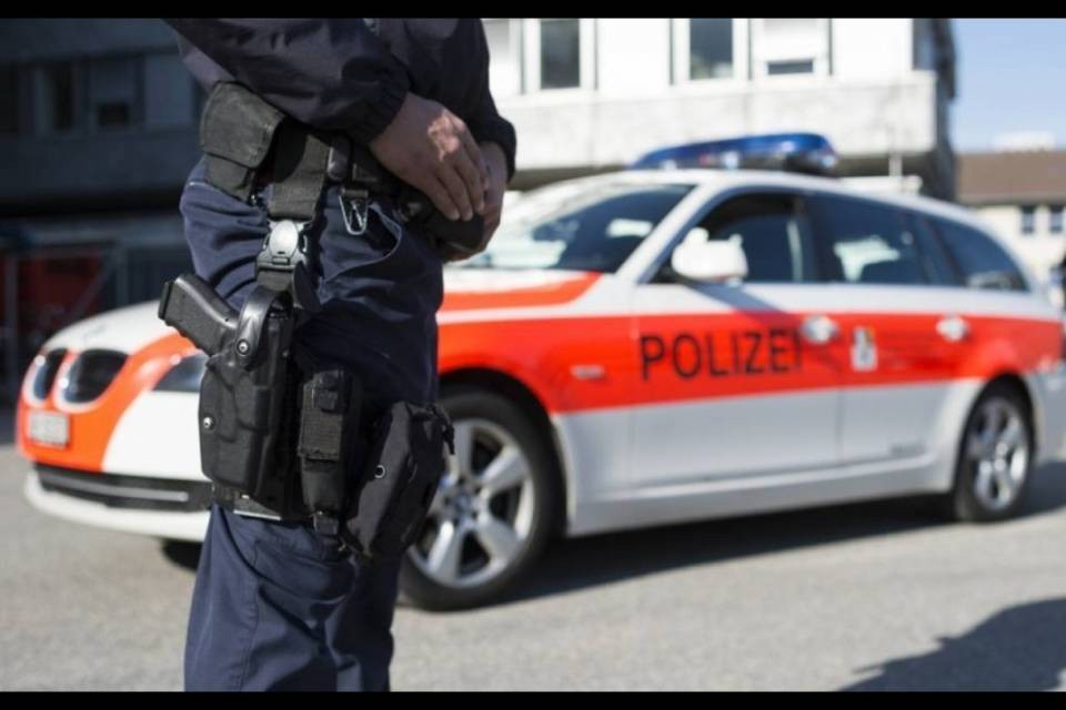 Aggrediti tre poliziotti a Zurigo