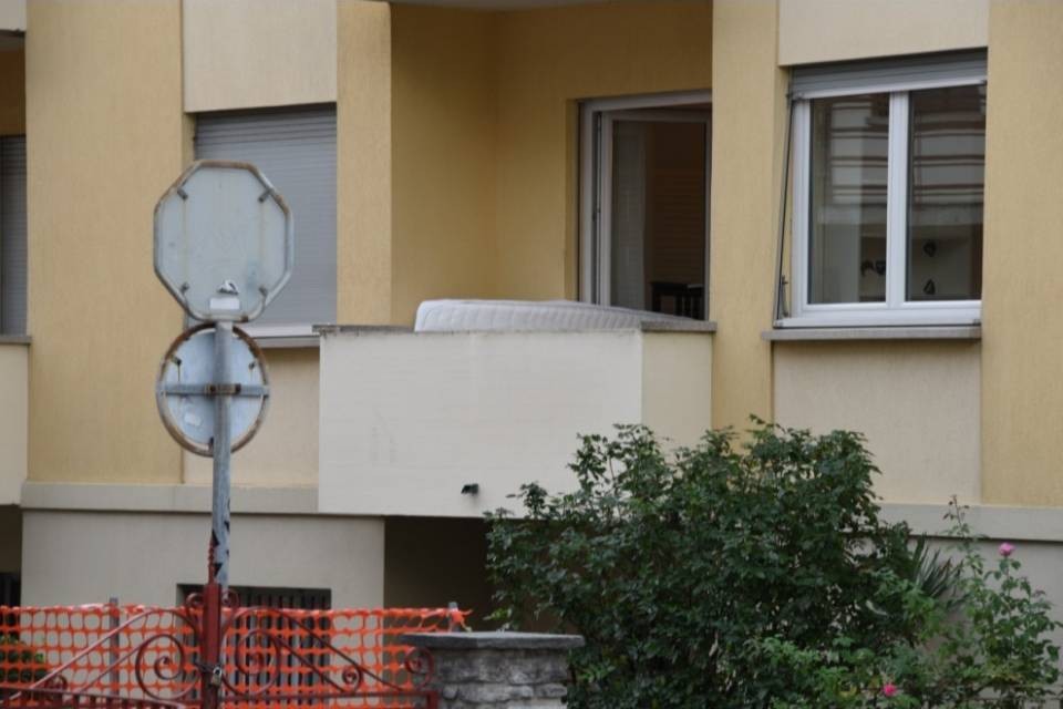 Cede il parapetto e cade dal primo piano: giovane ferito
