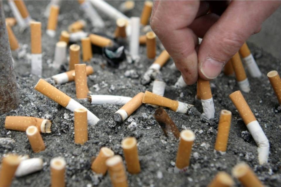 Una persona su quattro fuma