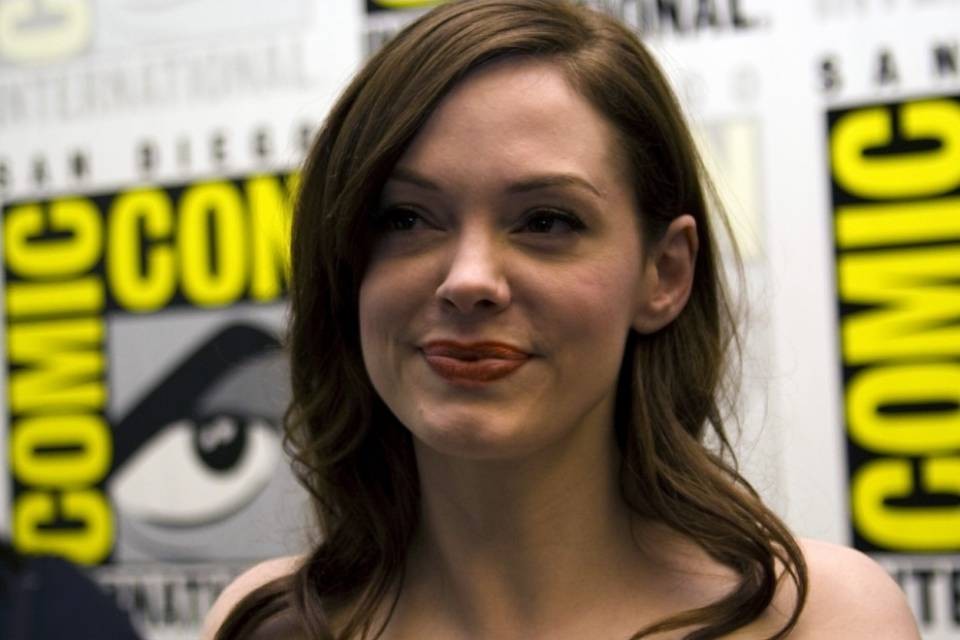 Rose McGowan si mostra a tutto seno per "tornare a respirare"