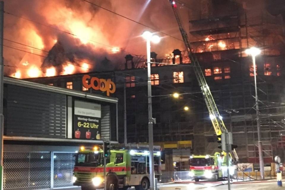 Devastante incendio nella notte a Zurigo