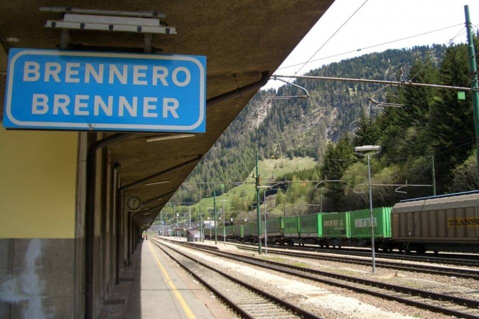 Treni bloccati per ore tra Italia e Austria