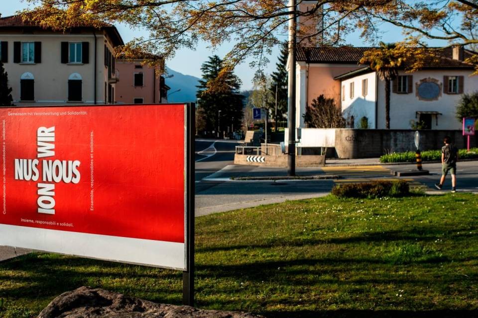 Vezia, 5 aprile 2020 - Emergenza Coronavirus Covid-19, cartelloni confederazione. Uno dei numerosi cartelloni che invitano a stare a casa sparsi per il cantone. © CdT/Gabriele Putzu