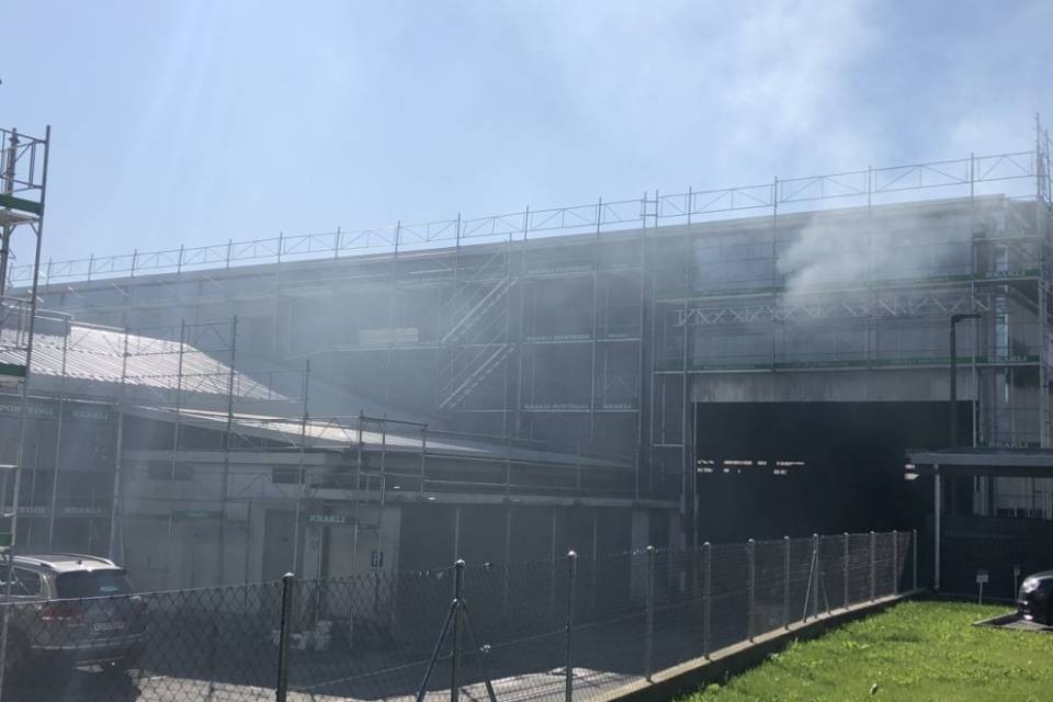 Violento incendio in un capannone: evacuati in 50
