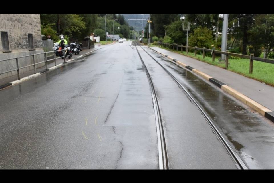 Scivola sui binari bagnati, ferito un centauro