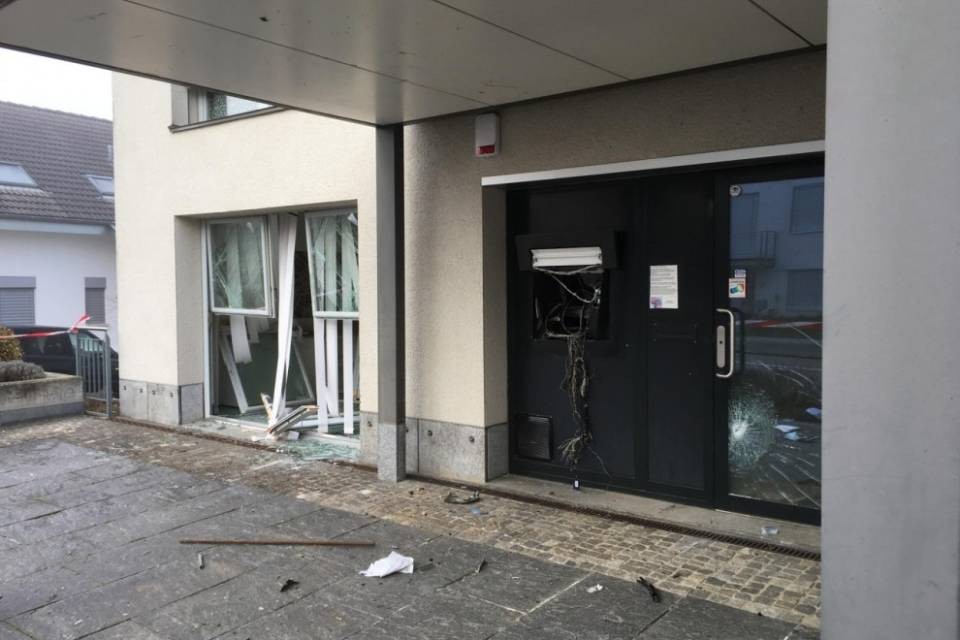 Fanno esplodere il bancomat e scappano in Francia