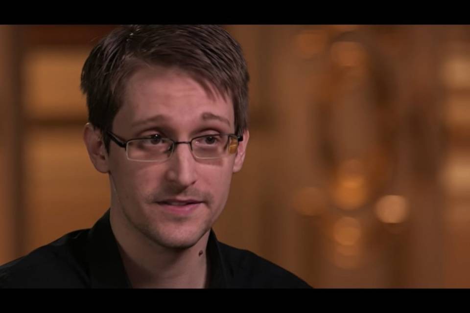 Edward Snowden chiede il rinnovo dell'asilo in Russia