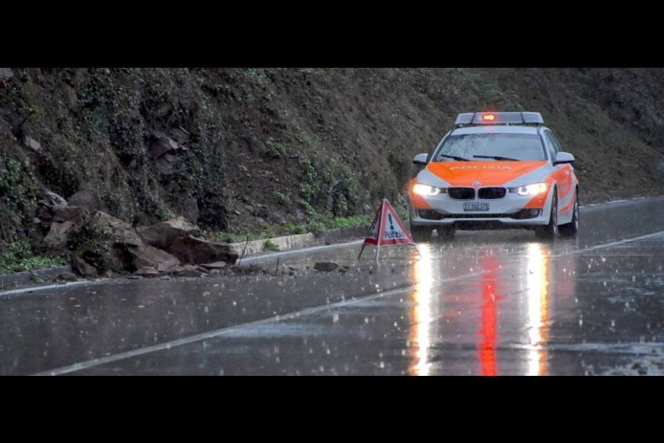 Massi sulla Cantonale a Riva San Vitale: disagi al traffico