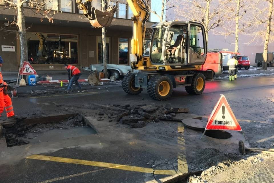Spunta una voragine, disagi a Chiasso