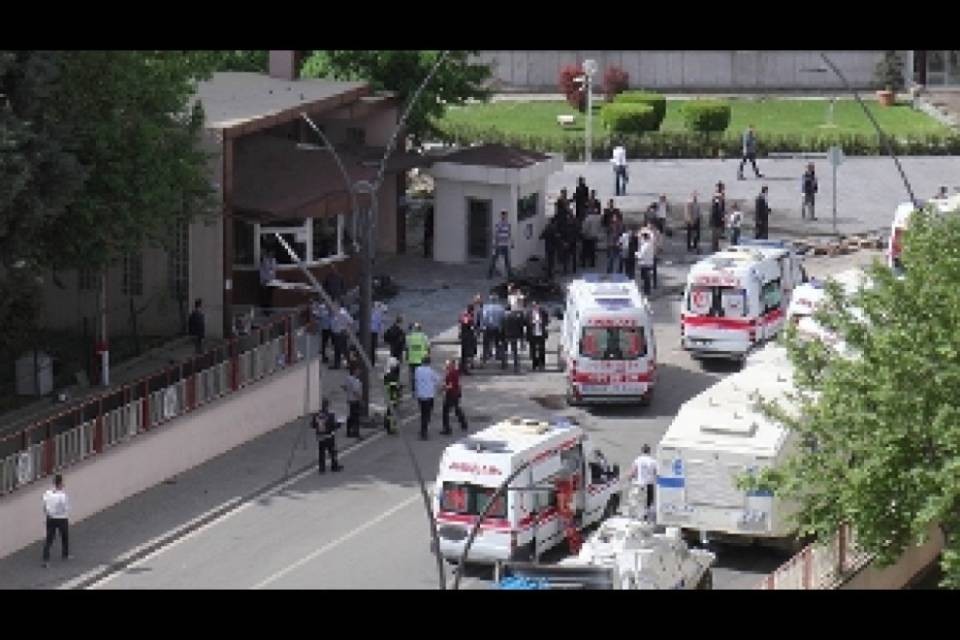 Bomba davanti alla sede della polizia, 2 morti