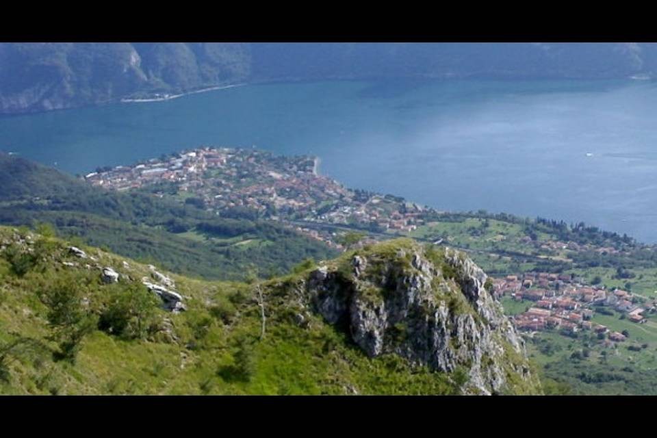 Si tuffa nel lago, ma picchia contro le rocce: gravissimo
