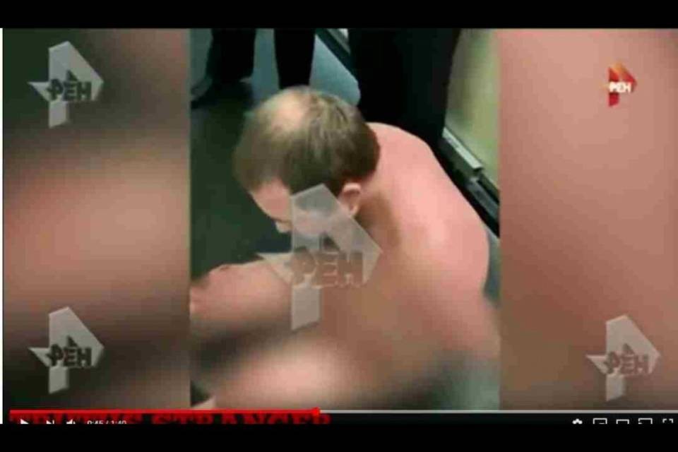 Vuole prendere l'aereo completamente nudo: "Così sono più aerodinamico"