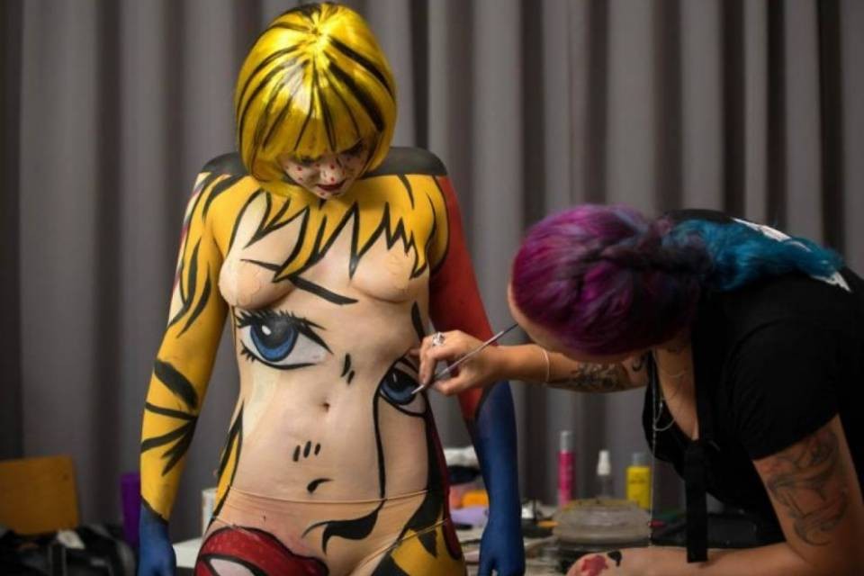 Cinque tele umane per promuovere l'arte