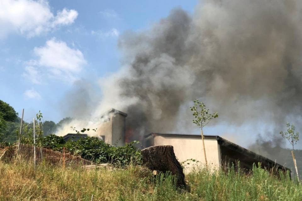 Le fiamme divampano in un'abitazione a Somazzo