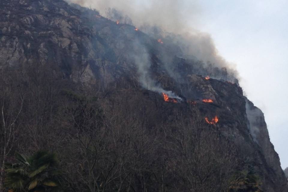Ponte Brolla, in salvo gli scalatori bloccati dalle fiamme
