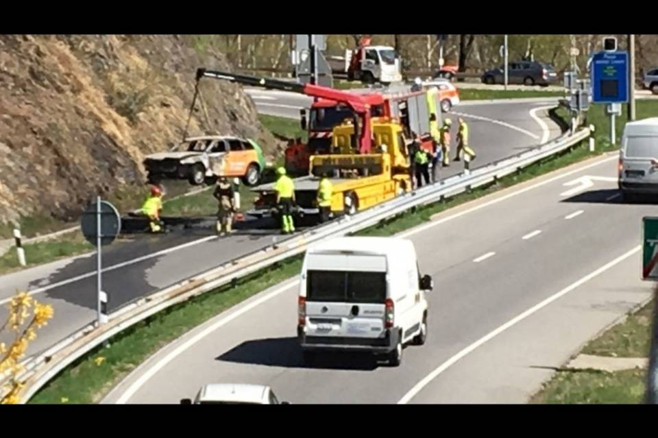 Rivera, veicolo in fiamme sulla A2