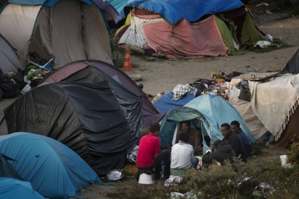 Calais, ok allo sgombero dei migranti