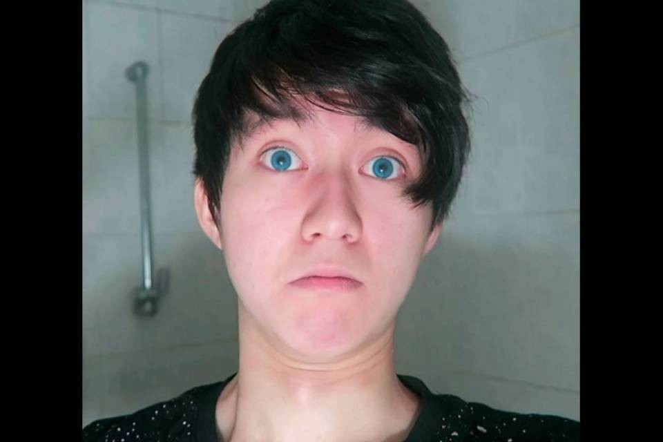 Condannato youtuber, umiliava i clochard mettendo dentifricio nei biscotti