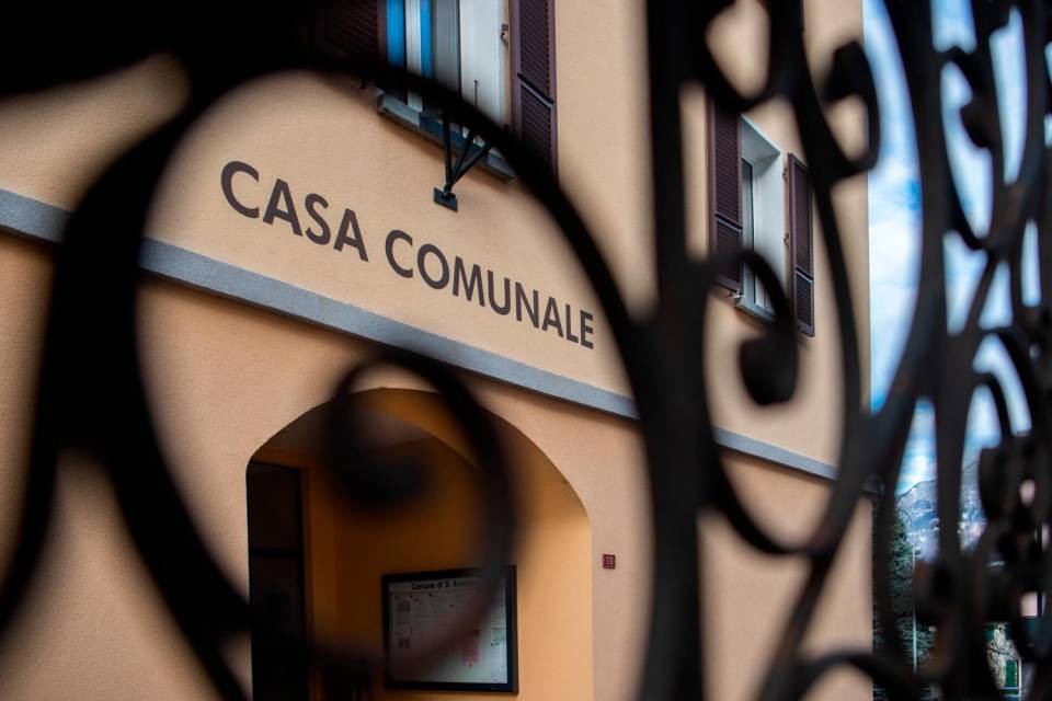 Una veduta esterna della casa comunale di Sant'Antonino. © CdT/Gabriele Putzu