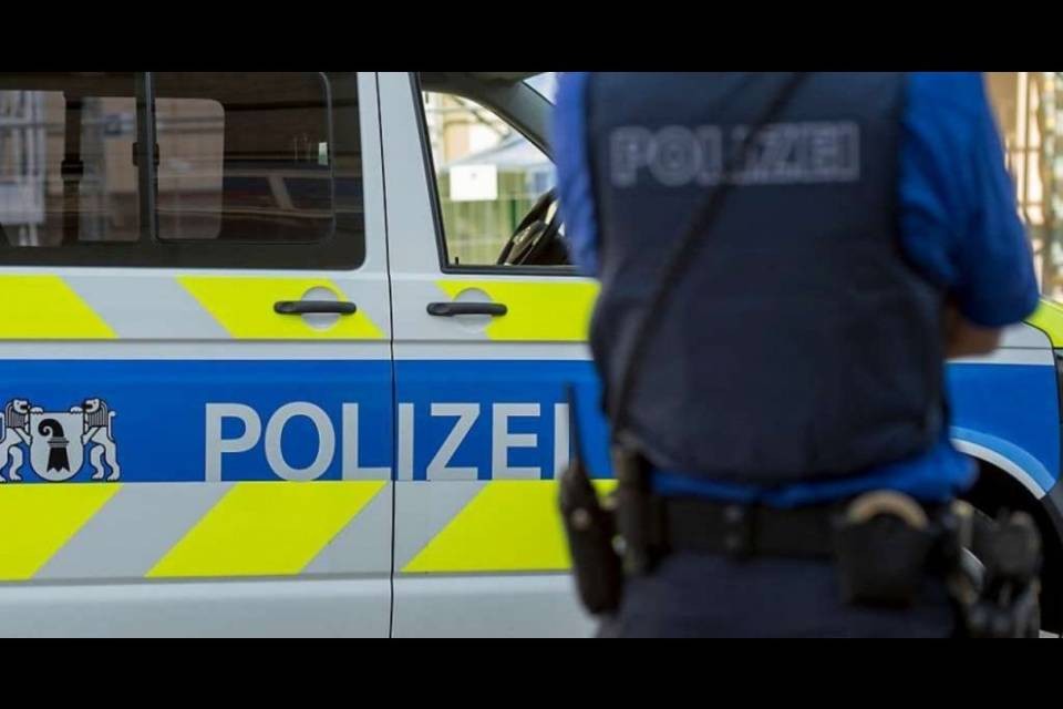 Auto contro pizzeria, scappano gli occupanti