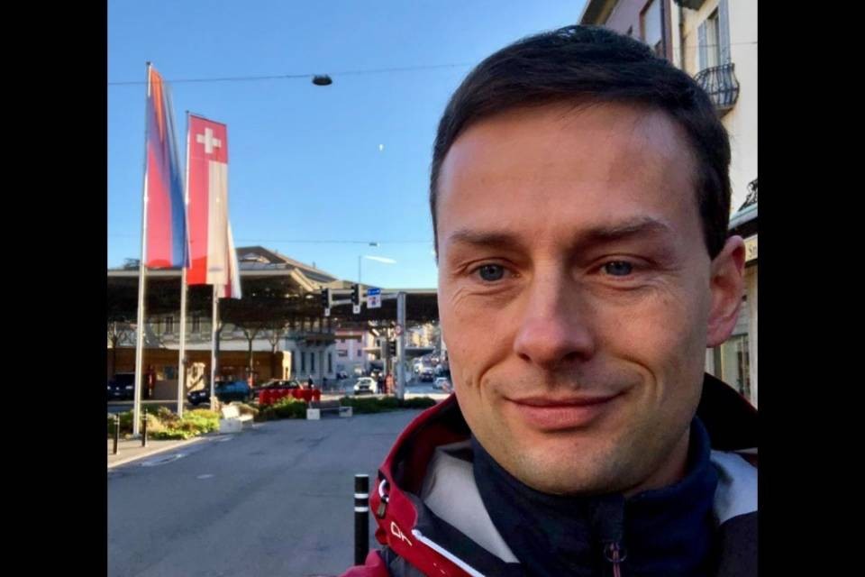 Elia Frapolli con lo zaino in spalla da Chiasso ad Airolo