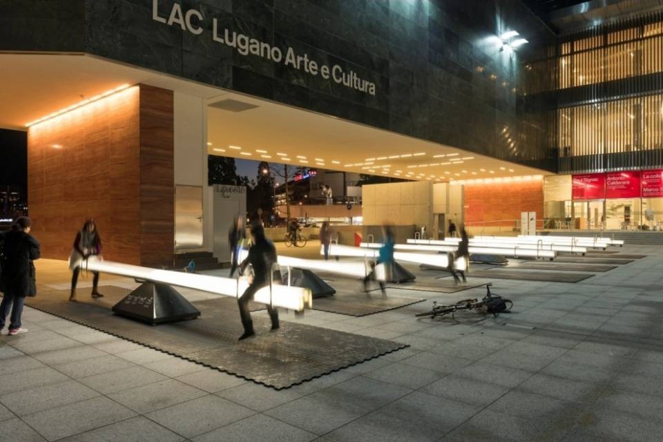 Accese le altalene che illuminano il LAC