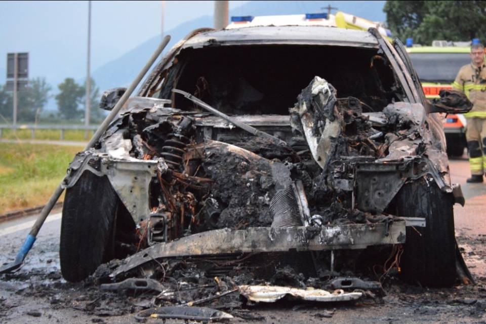 Auto distrutta dalle fiamme a Riazzino