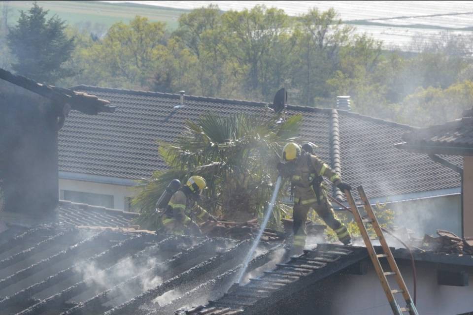 Casa in fiamme a Comano