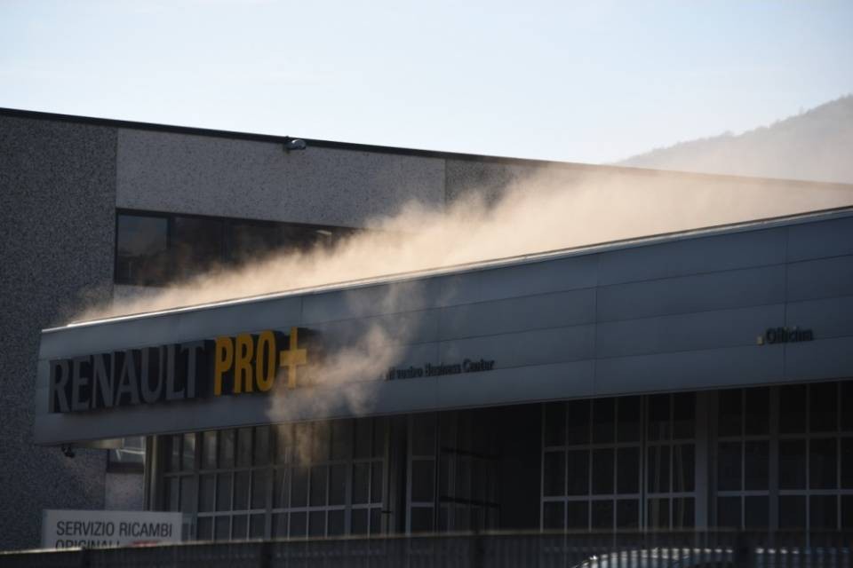 Fiamme in una carrozzeria di Bioggio, 5 intossicati
