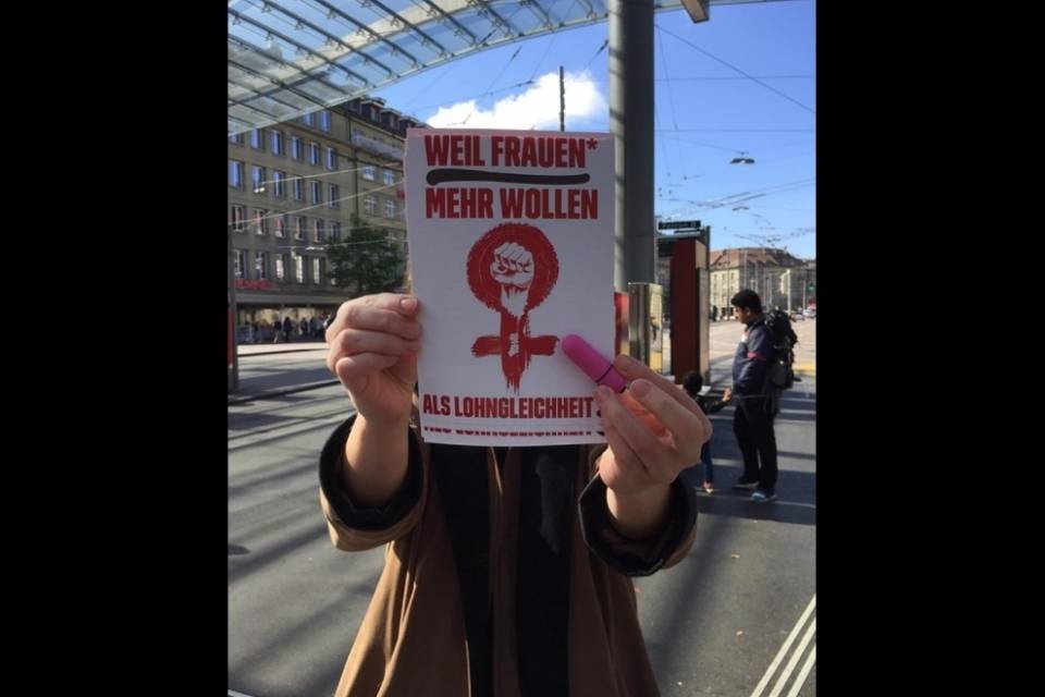 Tamara Funiciello regala vibratori a Berna