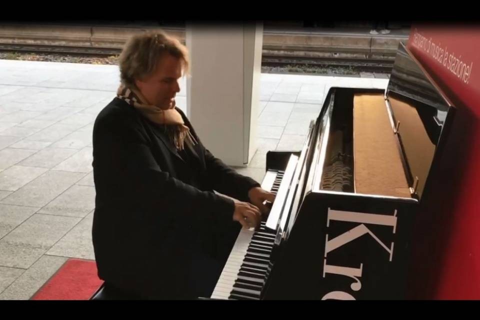 Il boogie dell'artista ticinese fa ballare la stazione di Lugano